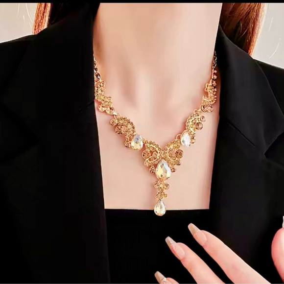 NIB Radiant Gold & Zircon Teardrop Necklace & Earring Jewelry Set - Picture 14 of 14